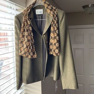 Beautiful le suit suit jacket and scarf!